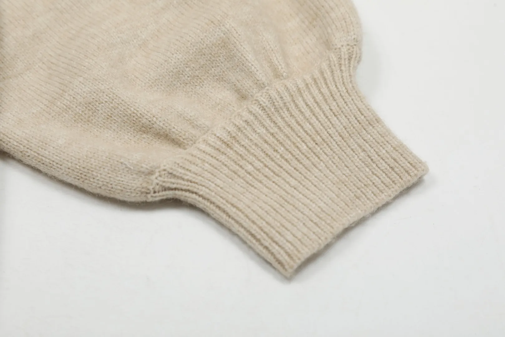🅿️220 "Top quality" Style number: DS016# [Ralph Lauren V-neck solid color pony embroidered logo woolen knitted shawl cardigan] ✅Ralph Lauren Lazy‌oversize style basic classic versatile ten-color shawl cardigan ✅Main supplier platform live broadcast Wholesale entity Replenishment when out of stock No removal from shelves ✅ZP quality 1:1 version Scan the code to enter the GF website Counter quality ✅Details and quality are the only one in Guangzhou. Light luxury wool. Focus on high-end. Cost-effective. Good quality. Needless to say. ✅Restore the original version. Can wear 190 pounds. Loose, comfortable and stress-free. ✅Loose upper body, oversize and lazy style. Must-have style for goddess ootd. ✅Good-looking clothes are never picky. Recommended for goddess wardrobe. Taro Purple, Light Khaki, Chinese Red, Anchor Red
